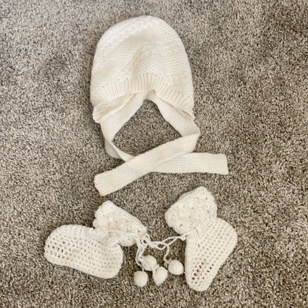 Hand Knit Baby hat and booties set
